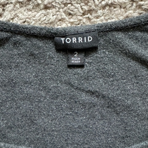 Grey Torrid high-Low short sleeve shirt - Picture 3 of 3